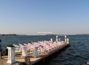 Kuşadası'nda Deniz Temalı Düğün Organizasyonu Sandalye Kiralama ve Süsleme