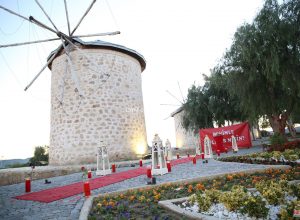 Alaçatı Değirmenlerde Evlilik Teklifi Organizasyonu