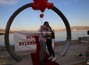Karşıyaka Yüzük'te Evlenme Teklifi Organizasyonu Uçan Balon Servisi