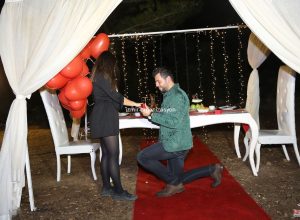 Kumsalda Evlilik Teklifi Organizasyonu Kırmızı Kalpli Uçan Balon