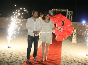 Bodrum'da Kumsalda Evlilik Yıl Dönümü Organizasyonu Uçan Balon Süsleme