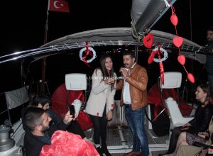 Teknede Arkadaşlarla Yetişkin Doğum Günü Organizasyonu İzmir